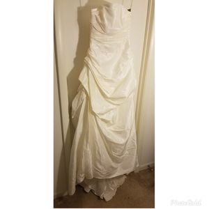 Demetrio's Strapless Size 10 Wedding Dress